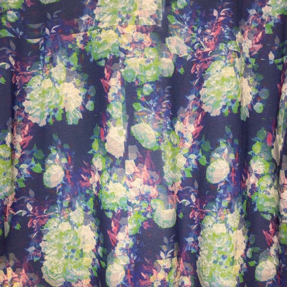 NWT White T-shirt 3-D Blue & Green Floral Overlapping Vibrant Print On Backside - Picture 3 of 5